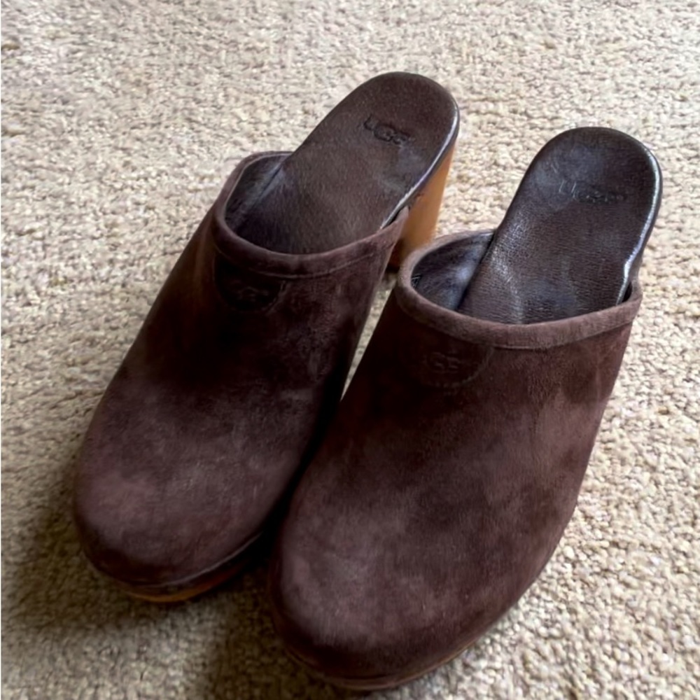 UGG Woman Abbie Clogs brown suede. Slip-on Platform Mule